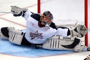 爱游戏官方-詹姆斯抢断致胜湖人晋级季后赛，詹姆斯湖人主场首秀